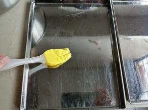 肠粉盘扫一层薄油，薄薄一层即可