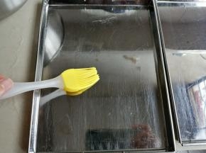 肠粉盘扫一层薄油，薄薄一层即可