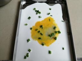 倒入蛋液和撒上葱花