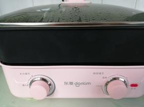 锅里的水提前烧开，不要等装入粉浆再烧水，这样放置时间长了会分层的