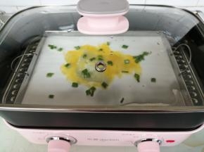 盖上锅盖，蒸2分钟时间。蒸的时候，准备另一盘，这样交替着蒸