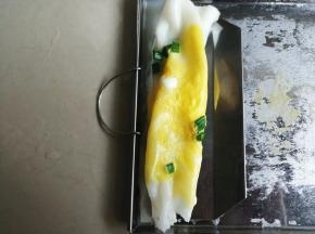 把蒸好的肠粉，用配套的肠粉刮，把肠粉刮到一边