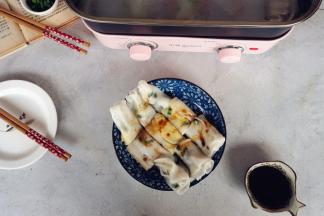 花生油和酱油烧热后，淋在肠粉上，就可以开吃啦