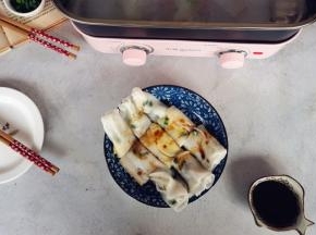 花生油和酱油烧热后，淋在肠粉上，就可以开吃啦