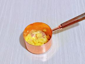 黄油室温软化，用小勺稍作搅拌。