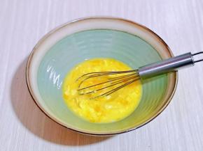 再将黄油倒入器具中，用手动打蛋器，充分拌均匀。