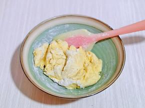 用硅胶铲搅拌均匀。