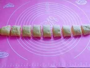 将面团揉圆排气，再切出9等份。