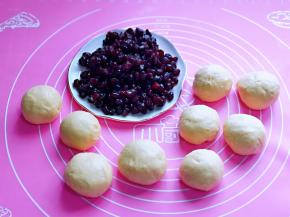 再把每个小面团揉圆，准备好蜜豆馅。