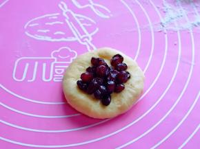 取一块面团，用擀面杖稍稍将面团擀开，不要擀太薄，如包子手法包起来，收口捏紧。