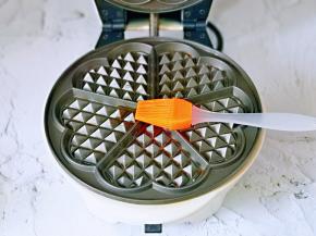 将烤盘上刷少许油，热锅。