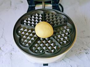 再放上一个包有豆沙的面团。(放在烤盘中间，如图)