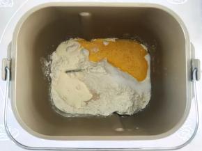 面包桶内加高筋面粉、淡奶油、细砂糖、全蛋液跟酵母
