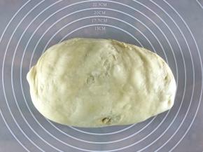 将面团取出，按压排气
