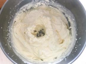 面包出炉放一旁降温，淡奶油加糖份打发出清晰纹路
