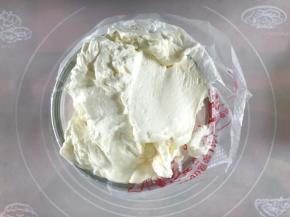 裱花袋装上裱花嘴，将打发好的淡奶油装到裱花袋内
