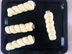 发酵好的面包明显比之前膨胀很多，预热烤箱上火165度，下火170度烘烤20分钟，表面微微上色即可