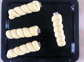 发酵好的面包明显比之前膨胀很多，预热烤箱上火165度，下火170度烘烤20分钟，表面微微上色即可