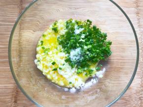 将黄油，蒜，香葱混合，放少许盐，搅拌均匀