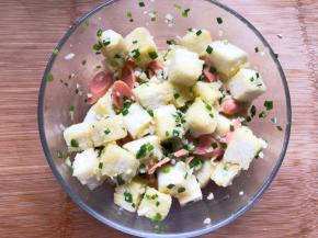 倒入馒头火腿，搅拌均匀，然后馒头火腿都裹上酱