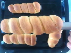 面包凉透后，轻轻旋转面包管就出来啦，将淡奶油挤在圆洞洞内，漂亮的海螺卷就做好啦