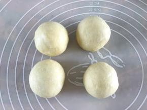 将每一份面团揉至表面光滑，松弛10分钟
