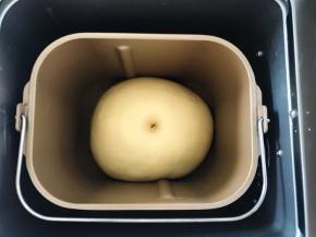 发酵好的面团，手指沾干粉按下去有个圆圆的洞，有点像肚脐眼洞形状
