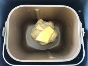 加黄油跟盐，再次启动揉面呈现将材料均匀
