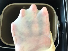 揉好的面团用刀切下一小块可以撑出有弹性的手套膜
