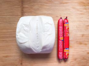 准备好一个馒头和两根火腿肠