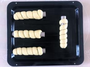 全部做好后，放烤盘内二次发酵至两倍大
