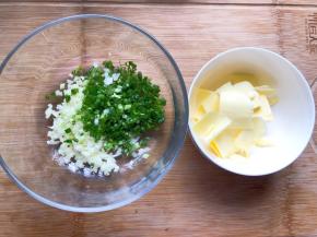 蒜剁碎，香葱切碎，黄油隔热水融化成液体