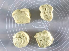 将面团均分成4等份
