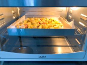 放入预热好的烤箱中层，上下火180度，20分钟