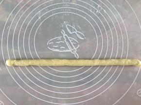 取一份面团，撒点干粉，搓成长条
