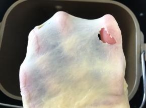 加冰水启动揉面程序揉成面团，揉好的面团用刀切下一小块可以撑出膜，破口处呈锯齿状
