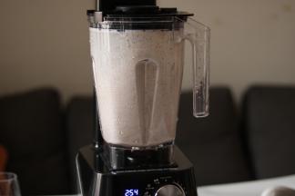 破壁机自带清洁功能，加入一滴洗涤灵和水旋钮至Clean，机器将自动清洗破壁残留，程序完成后，水龙头下冲洗干净残留洗涤灵即可。