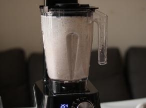 破壁机自带清洁功能，加入一滴洗涤灵和水旋钮至Clean，机器将自动清洗破壁残留，程序完成后，水龙头下冲洗干净残留洗涤灵即可。