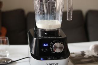 放入破壁机中，旋钮设定soup浓汤模式 （3分钟），按start/stop 开始搅拌，完成后放入冰箱冷藏2约小时；无破壁机可用奶锅小火熬煮直至所有食材融化，室温冷却后冰箱冷藏约2小时。