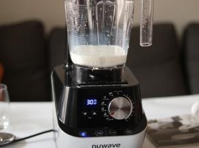 放入破壁机中，旋钮设定soup浓汤模式 （3分钟），按start/stop 开始搅拌，完成后放入冰箱冷藏2约小时；无破壁机可用奶锅小火熬煮直至所有食材融化，室温冷却后冰箱冷藏约2小时。