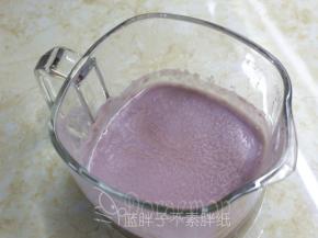 用豆浆机打一杯藜麦紫薯豆浆，晾凉备用。