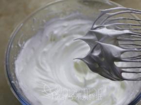 蛋白中分3次加入糖，打至干性发泡。