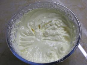 蛋白霜中加入蛋黄，用电动打蛋器一档速度搅打均匀，直到打蛋器划过之后能留下痕迹。