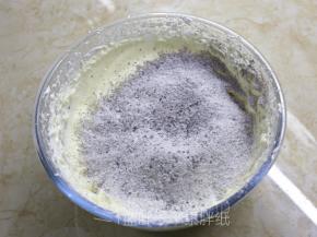 筛入低筋面粉和黑米蛋糕粉。