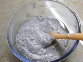 用硅胶刮刀翻拌均匀。