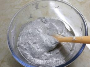 用硅胶刮刀翻拌均匀。