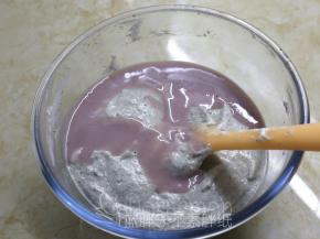 将豆浆倒在蛋糕糊表面，记得分散一些，继续翻拌均匀。