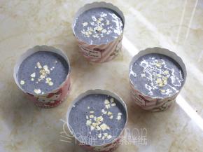 将面糊挤入纸杯，约七八分满，挤好之后将纸杯轻轻的震一下，震出气泡。表面撒上燕麦片。