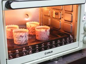 送入预热好的烤箱，上下火160摄氏度，中层，烤30分钟。