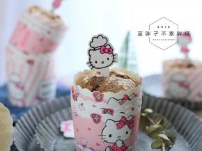 10.烤好的蛋糕放在烤网上晾凉。